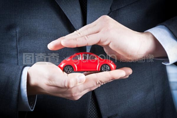 商人用手保護(hù)一輛紅色汽車(chē),用于保險(xiǎn)、購(gòu)買(mǎi)、租賃、燃料或服務(wù)的概念
